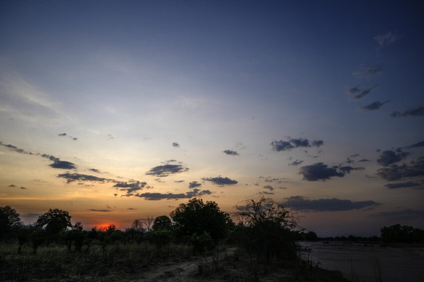 Coucher de soleil sur la rivière Luwi, Zambie, 2025